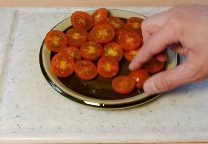 Genijalan trik: Evo kako možete isjeći  veću količinu paradajza za samo nekoliko sekundi (VIDEO) 