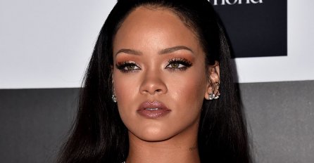 Emotivan video: Rihanna se rasplakala na svom koncertu uz pjesmu "Love the way you lie" 