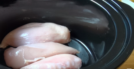 Stavio je komade piletine u lonac, ono šta je napravio, sigurno će vam  natjerati vodu na usta (VIDEO)