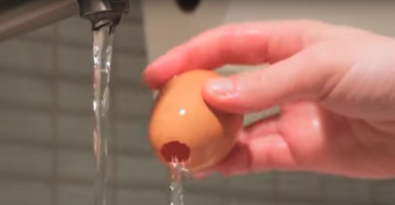 Na jajetu je napravila jednu rupicu i ono što je potom uradila, oduševilo je mnoge ljude (VIDEO)