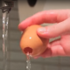 Na jajetu je napravila jednu rupicu i ono što je potom uradila, oduševilo je mnoge ljude (VIDEO)