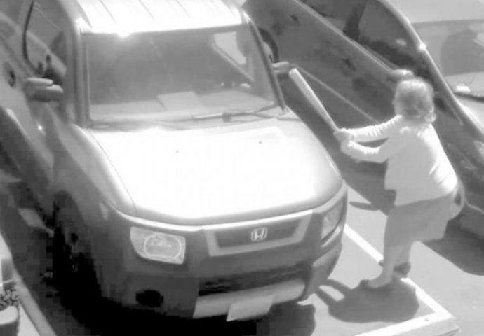 Opasna baka: Oteo joj parking mjesto, ali ona mu nije ostala dužna (VIDEO) 