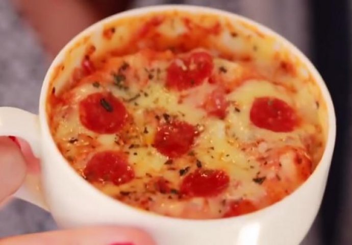 Svi su poludjeli za ovim receptom: Pizza u šolji gotova za tren (VIDEO) 