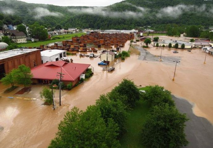 Katastrofalne poplave zahvatile istok SAD-a, poginulo najmanje 14 osoba