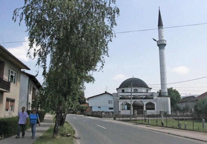 Uhapšena dvojica Banjalučana koji su pred džamijom vrijeđali vjernike 