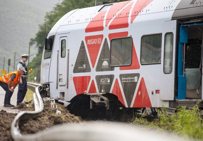 Njemačka: Voz skliznuo iz šina, povrijeđeno deset ljudi