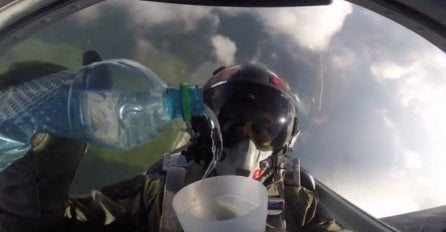 Pitate se šta se dogodi kada pilot sipa vodu u čašu dok leti naopačke? Ovo je fenomenalno (VIDEO) 