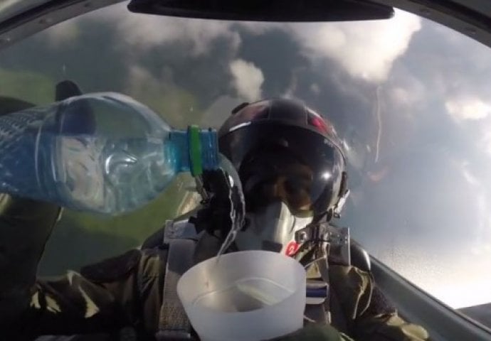 Pitate se šta se dogodi kada pilot sipa vodu u čašu dok leti naopačke? Ovo je fenomenalno (VIDEO) 