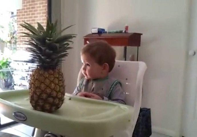 Stavio je ananas ispred svog malog djeteta: Pripremite maramice, brisat ćete suze s lica (VIDEO)