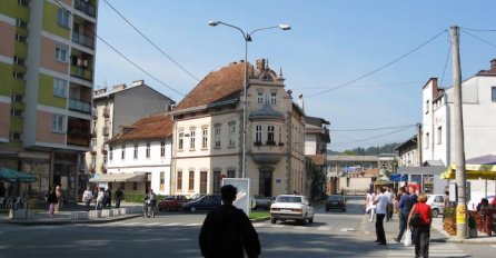 U Bosanskom Novom zapaljen automobil