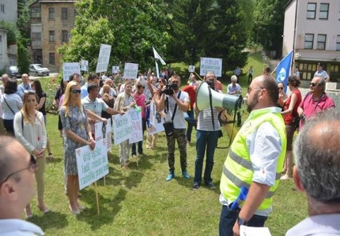 Protest sindikalaca pred zgradom Vlade FBIH