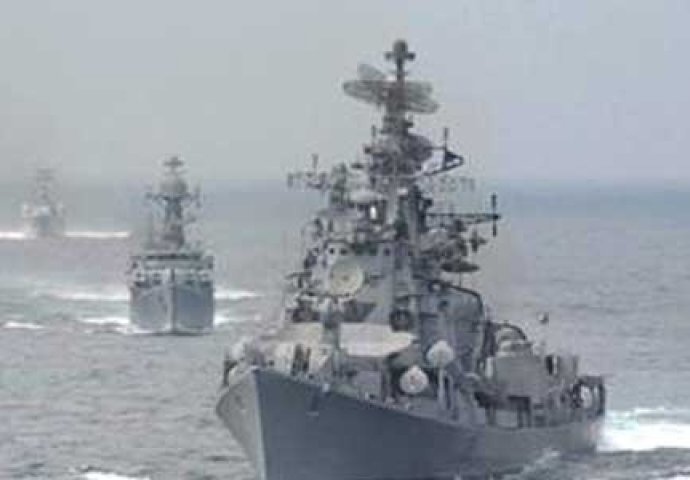 Rusija optužila američki razarač za "opasno primicanje" mornaričkom brodu