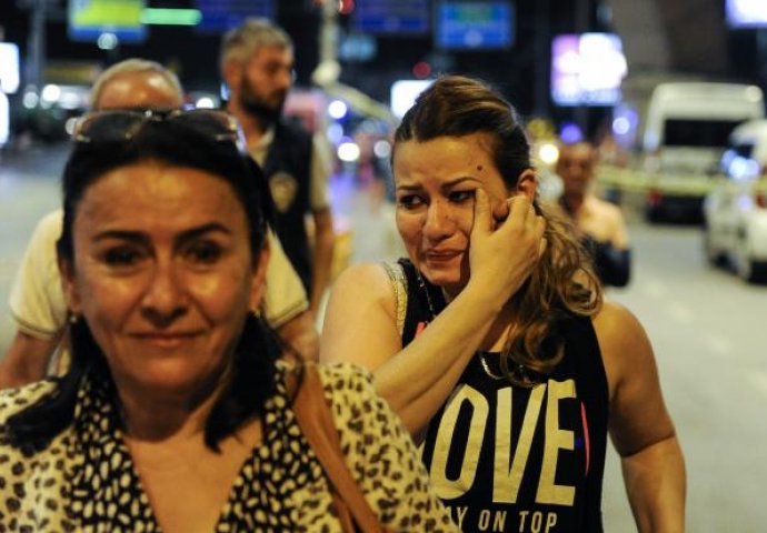 (FOTO) Teroristički napad: Krvava noć u Istanbulu u slikama 