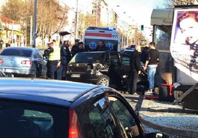 Četvoro povrijeđeno u izlijetanju autobusa sa puta