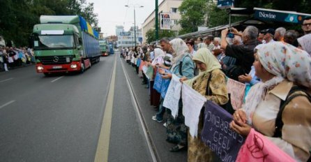 Kolona vozila sa posmrtnim ostacima Srebreničana 9. jula prolazi kroz Sarajevo