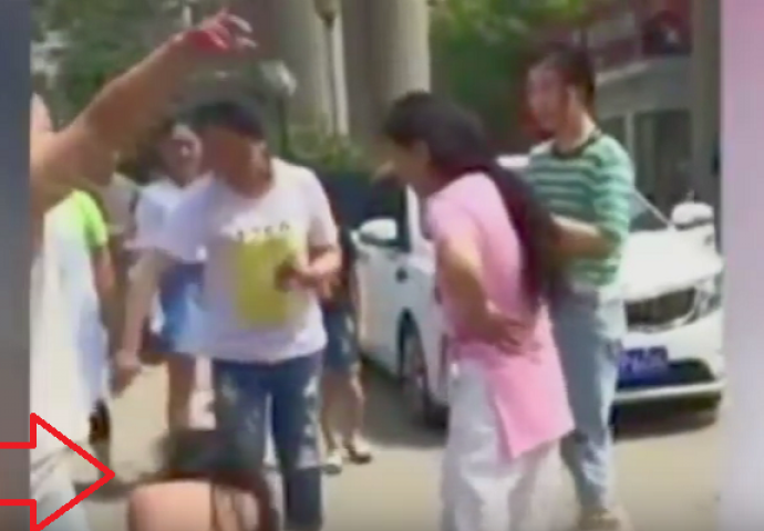 Na sred ceste skinula golu i brutalno pretukla ljubavnicu svog muža (VIDEO)