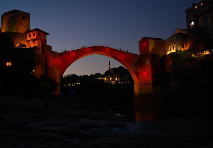 Mostar odao počast žrtvama u Turskoj: Stari most u bojama turske zastave