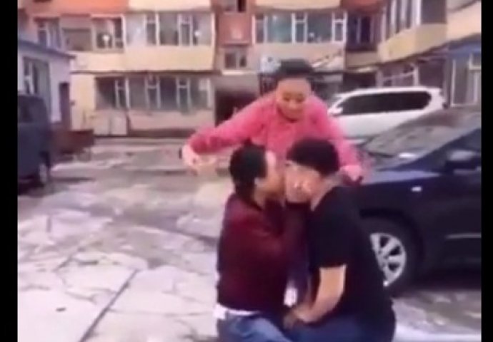 Par iznervirao stariju ženu, a njena reakcija je URNEBESNA! (VIDEO)