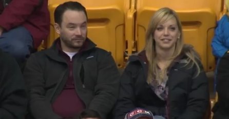 Trebao je da poljubi plavušu a on je učinio nešto zbog čega mu se smijao cijeli stadion (VIDEO)