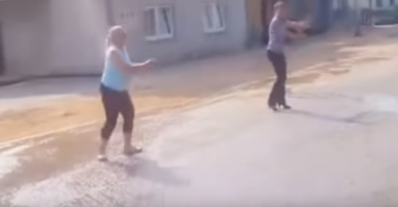 Nesvakidašnja svađa žena u saobraćaju u Velikoj Kladuši: Ćurko jedna, vozim svojom trakom…