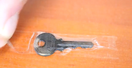 Zalijepio je selotejp traku preko ključa, pitat ćete se kako se ranije niste sjetili (VIDEO)