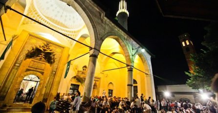 Lejletu-l-kadr: Najodabraniju noć muslimani provode uz molitve