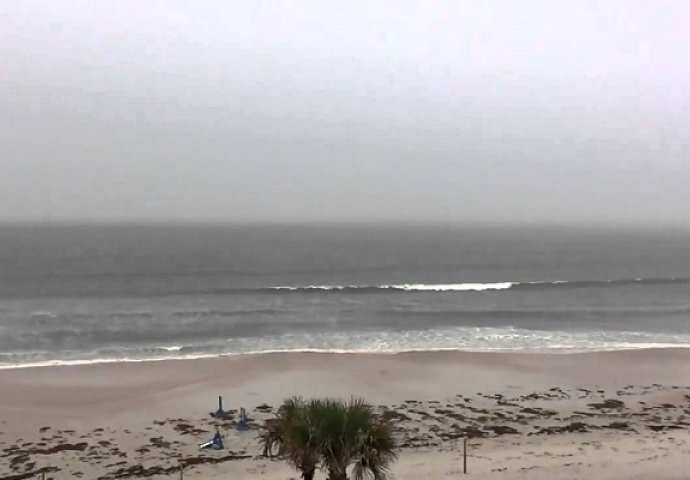 Snimao je veliki val koji je jurio prema plaži, a onda na 0:11 događa se nešto čudesno (VIDEO)