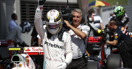Hamiltonu pole u dramatičnim kvalifikacijama za utrku gdje još nema trijumf