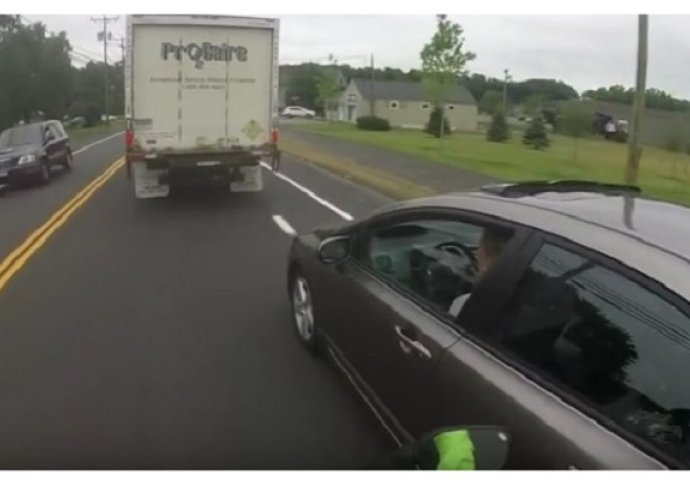 Pogledajte kako se motociklista osvetio ženi koja ga je presjekla na cesti (VIDEO)