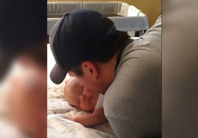 Dnevna doza slatkoće: Poljubio je bebu pred spavanje, ali ovakvu reakciju nije očekivao