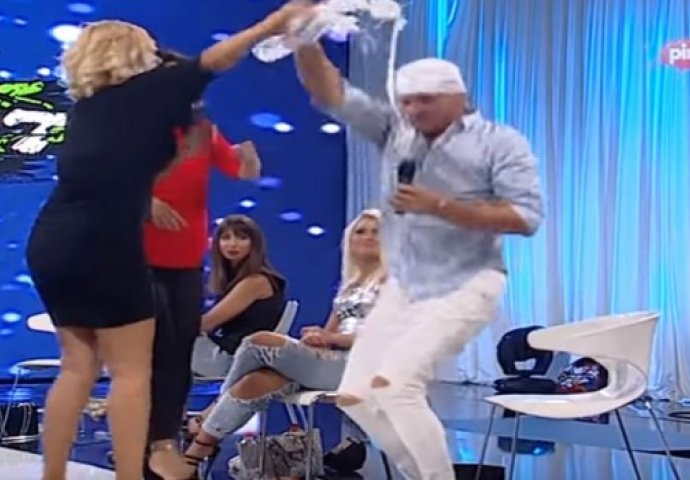 Haos u studiju: Jelena Golubović "okupala" Mikija Mećavu, on joj uzvratio, a voditeljica pobjegla iza kamere