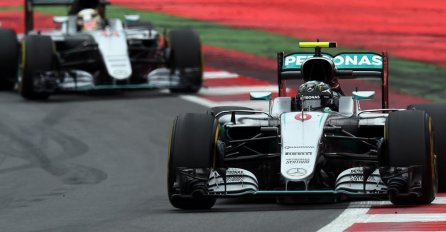 Hamilton na konraverzan način u posljednjem krugu ukrao Rosbergu pobjedu