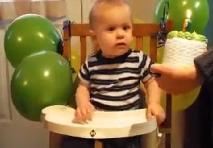 Poklonili su mu prvu rođendansku tortu, reakcija ove bebe je neprocjenjiva (VIDEO)