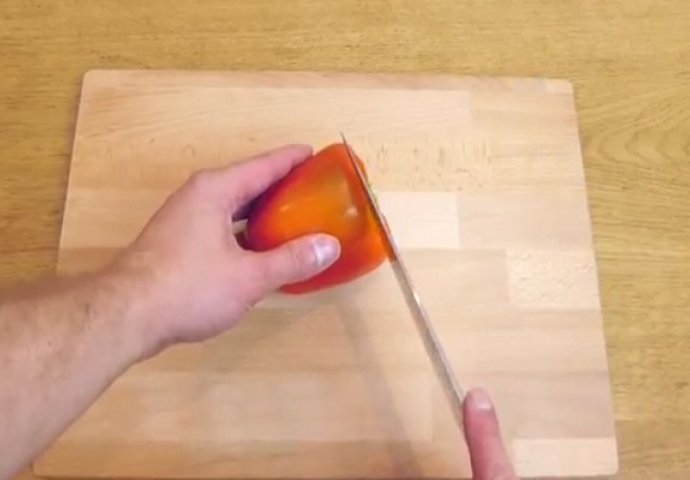 Nožem je presjekao papriku: Nakon ovoga, uvijek ćete koristiti ovaj fenomenalni trik (VIDEO)