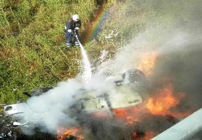 Trebinje: Zapalilo se automobil, troje povrijeđeno