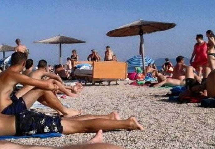 Zadranin donio krevet na gradsku plažu (FOTO)