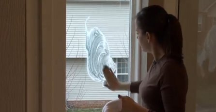 Namazala je prozor pjenom za brijanje, nećete vjerovati da ovo zaista radi (VIDEO)