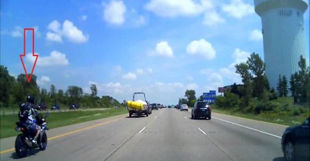 Bila je to sasvim obična vožnja autoputem, a onda na 0:13 događa se nešto neočekivano (VIDEO)