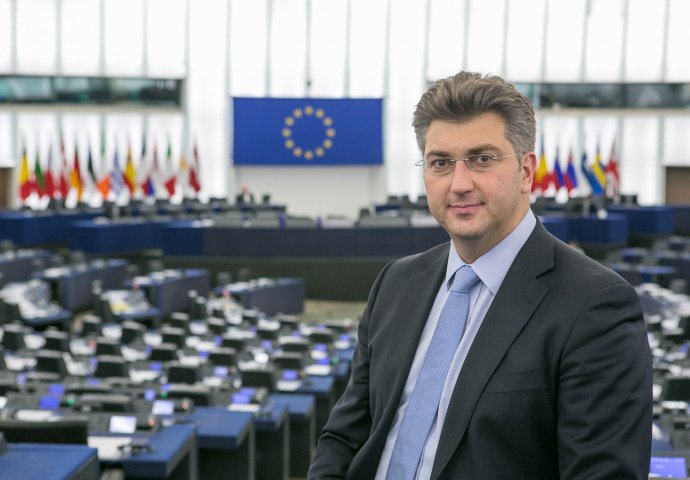 Plenković predao 35.000 potpisa za lidera HDZ-a