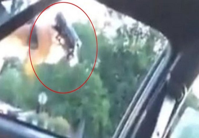 UZNEMIRUJUĆI VIDEO Policajac u Americi ubio Afroamerikanca koji je vadio vozačku iz džepa