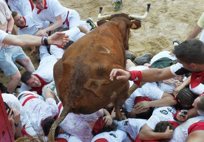 STAMPEDO U ŠPANIJI:  Hiljade turista spašavalo živu glavu pred podivljalim bikovima
