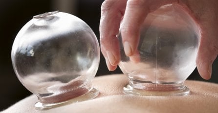 (UZNEMIRUJUĆA FOTOGRAFIJA) Nakon ove terapije ostao je sa sedam rupa na leđima! 