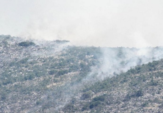 Trebinje: Još uvijek aktivan požar, vatra ne prijeti naseljima