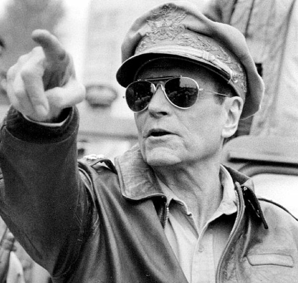 douglas-macarthur-ray-ban-naocale