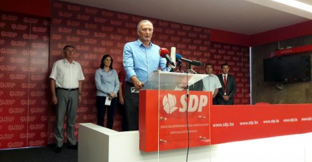 SDP stao uz učenike: Za državu nije dobro da se škola u Jajcu podijeli na bošnjačku i hrvatsku