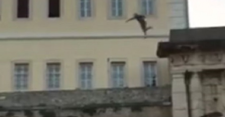 Pogledajte skok mladog Zadranina u more duboko tek metar i pol (VIDEO)