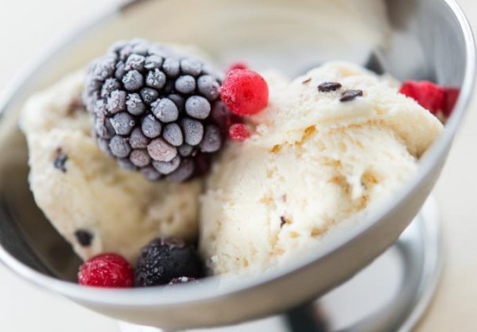 Savršena ljetna poslastica: Sladoled od vanilije s kupinama