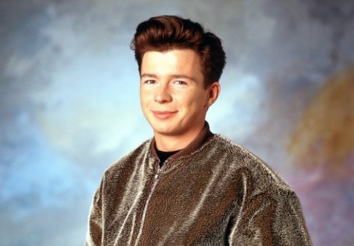 Prepoznatljiv po dječačkom liku i izuzetno dubokom glasu: Evo kako danas izgleda pop senzacija 80-ih