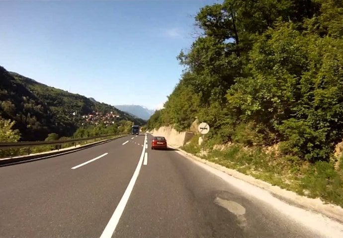 U saobraćajnoj nesreći poginuo motorista