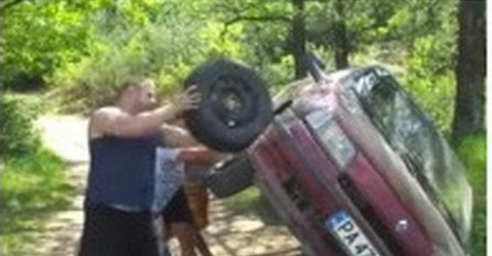 Plakat ćete od smijeha kad vidite na koji način su promijenili gumu na automobilu! (VIDEO)